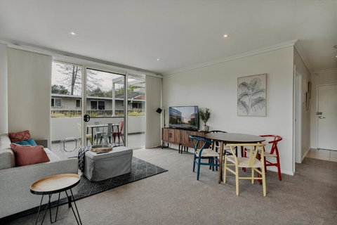 Peaceful 1-Bed Apartment Close To Lonsdale St - Foster Accommodation 0