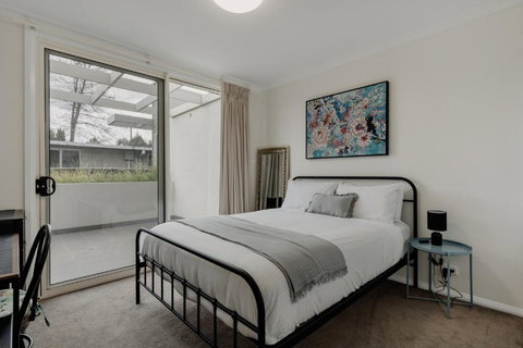 Peaceful 1-Bed Apartment Close To Lonsdale St - Foster Accommodation 2