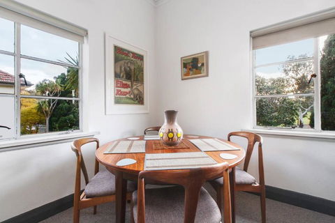 Parkside Hideaway - Beautiful Art Deco Near Zoo - Foster Accommodation 1