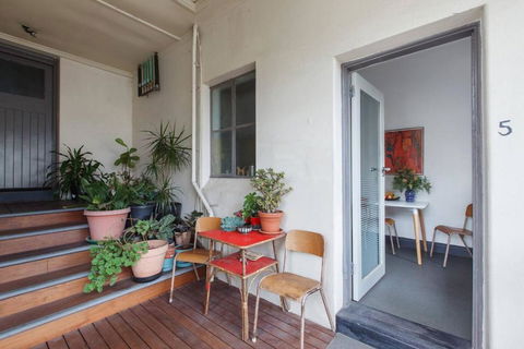 Parkside Hideaway - Beautiful Art Deco Near Zoo - Foster Accommodation 2