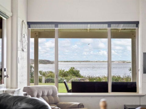 Pelicans View A Riverside Retreat - Foster Accommodation 3
