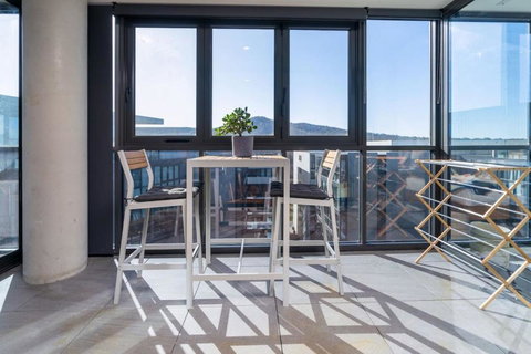 Perfectly Located 1BR BA Apartment - Foster Accommodation 1