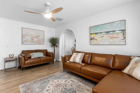 Percys Beach House Moonta Bay - Foster Accommodation 1