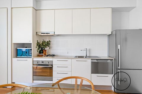 Perfect Penthouse - WiFi Included - Foster Accommodation 3