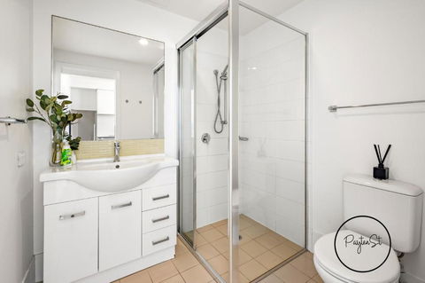 Perfect Penthouse - WiFi Included - Foster Accommodation 1