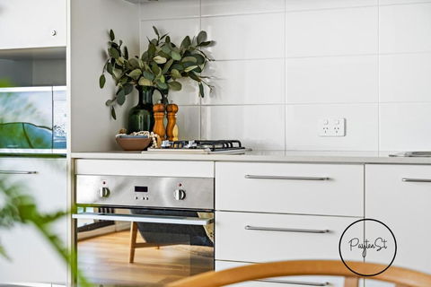 Perfect Penthouse - WiFi Included - Foster Accommodation 2