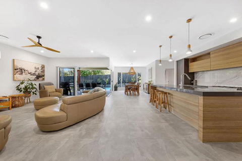 Pet Friendly Holiday Home With Pool On Alex - Foster Accommodation 0