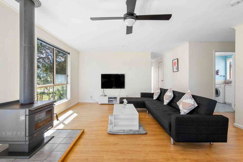 Picturesque Lakeside Getaway: Views, Beach, Park - Foster Accommodation 2