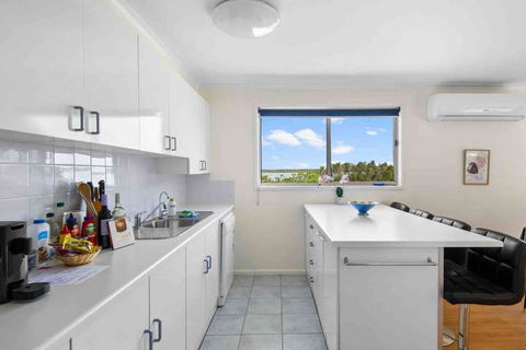 Picturesque Lakeside Getaway: Views, Beach, Park - Foster Accommodation 0