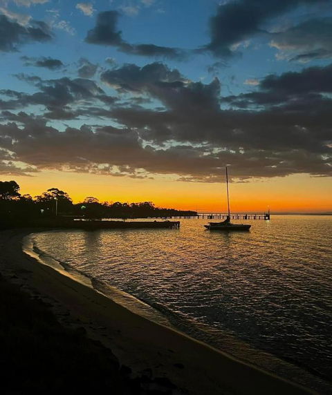 Picturesque Lakeside Getaway: Views, Beach, Park - Foster Accommodation 1