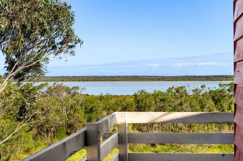 Picturesque Lakeside Getaway: Views, Beach, Park - Foster Accommodation 3