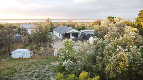 PIECE OF PARADISE, Huge 4 Bedroom Haven - Foster Accommodation 3