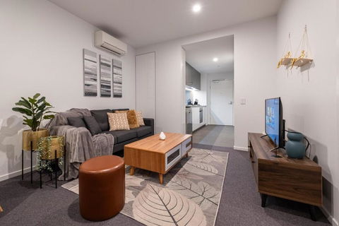Pleasant &bright 2br2ba Apt Footscray Pool - Foster Accommodation 1