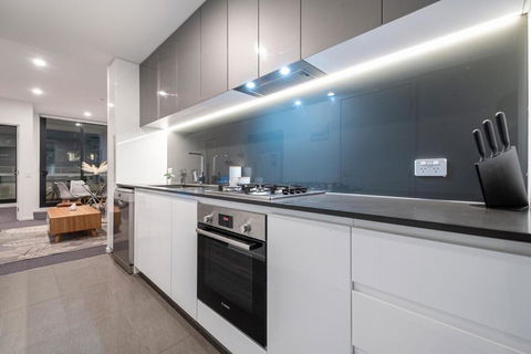 Pleasant &bright 2br2ba Apt Footscray Pool - Foster Accommodation 3