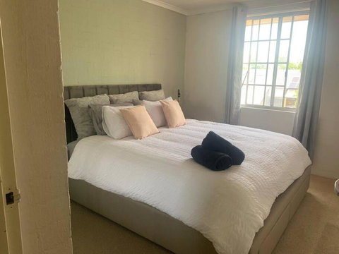 Plush 2 Bedroom Apartment Kingston - Foster Accommodation 1
