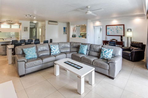 POINCIANA 101 HAMILTON ISLAND CENTRALLY LOCATED 3 BEDROOM, Plus BUGGY!! - Foster Accommodation 2
