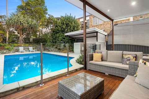 Pool Side Luxury Pet Friendly - Walk To The Beach - Foster Accommodation 1