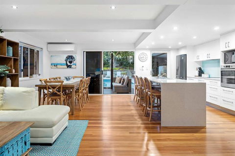 Pool Side Luxury Pet Friendly - Walk To The Beach - Foster Accommodation 2