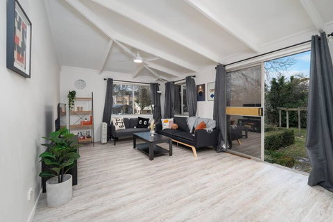 Popular Central Location King Bed The Repose - Foster Accommodation 3