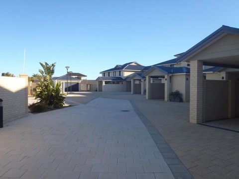 Port Denison Beach Resort - Foster Accommodation 3