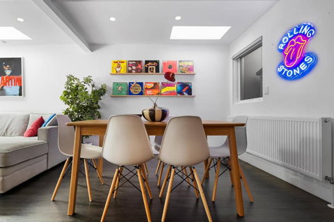 Port Paradiso - Foster Accommodation 1