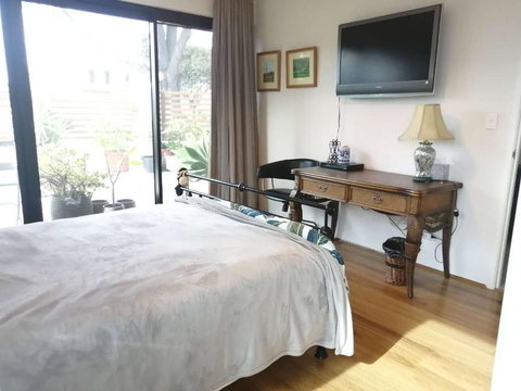 Private & Cosy! Master Bedroom In Perth With Garden View - Foster Accommodation 1