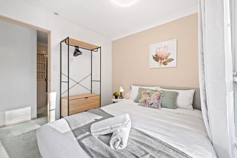 Quaint Queen Room In Pymble - Private Spot - Shared Bathroom - Foster Accommodation 0