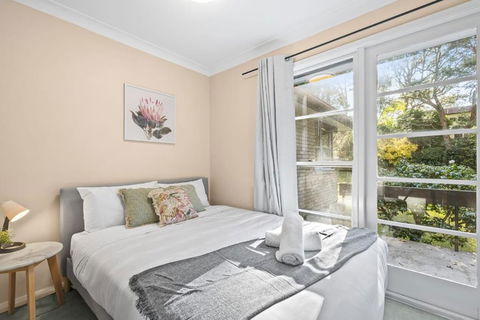 Quaint Queen Room In Pymble - Private Spot - Shared Bathroom - Foster Accommodation 1