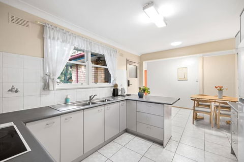 Quaint Queen Room In Pymble - Private Spot - Shared Bathroom - Foster Accommodation 2
