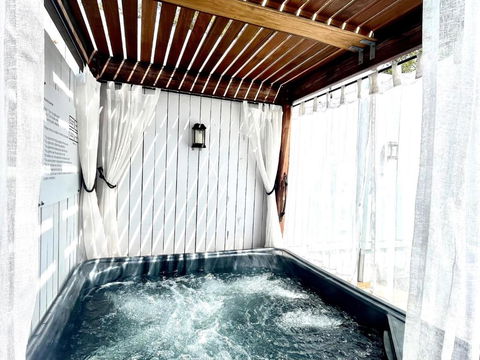 Private Outdoor Spa, Fire Pit - THE RETREAT COOLUM BEACH - Foster Accommodation 3