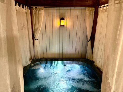 Private Outdoor Spa, Fire Pit - THE RETREAT COOLUM BEACH - Foster Accommodation 0