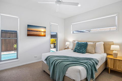 Premium 4-Bed Coastal Escape With BBQ And Pool - Foster Accommodation 3