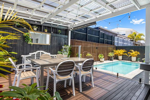 Premium 4-Bed Coastal Escape With BBQ And Pool - Foster Accommodation 0