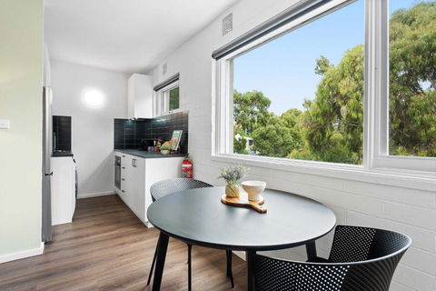Pristine 1-Bed Unit Moments From Royal Park - Foster Accommodation 1