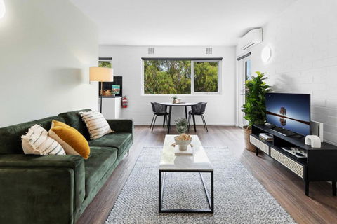 Pristine 1-Bed Unit Moments From Royal Park - Foster Accommodation 0
