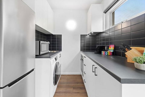 Pristine 1-Bed Unit Moments From Royal Park - Foster Accommodation 2
