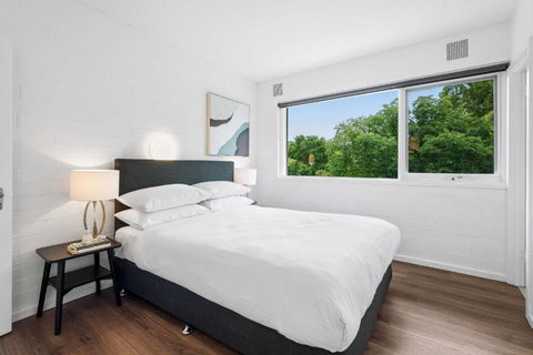 Pristine 1-Bed Unit Moments From Royal Park - Foster Accommodation 3