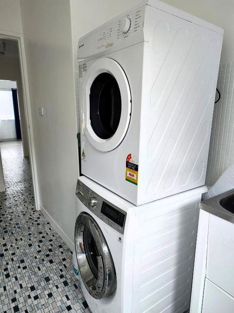 PROMO! Near Train Station, FREE WIFI! - Foster Accommodation 1
