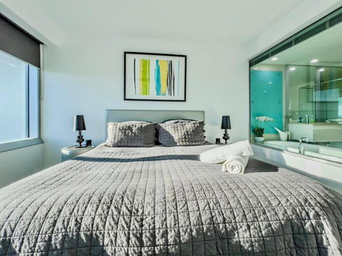 Q1 Skyview Retreat - Level 31 Spectacular Views - Foster Accommodation 1