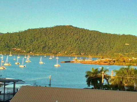 QCWA Cheerful Cottage - Airlie Beach - Foster Accommodation 0
