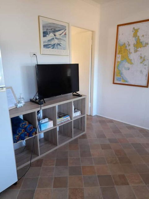 QCWA Cheerful Cottage - Airlie Beach - Foster Accommodation 1