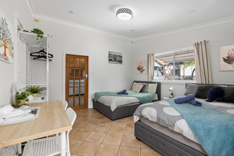 Quadruple Ensuite Room - Nearby Stations & Shops - Foster Accommodation 0