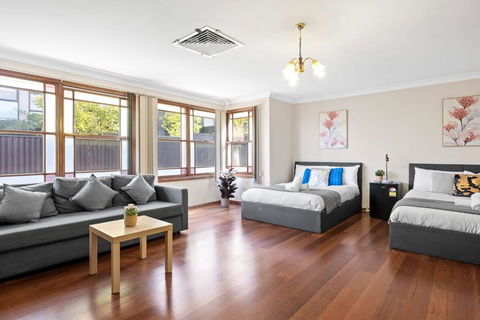 Quadruple Room W Ensuite In Gordon Near Train & Bus - Foster Accommodation 0