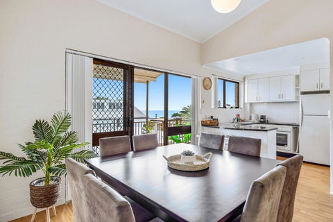 Quaint 2-Bed Beach Abode With Ocean Views - Foster Accommodation 0