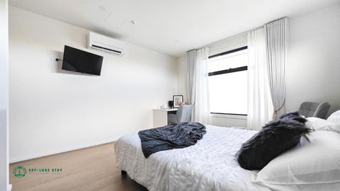 Queen Bed Stylish Suite With TV - Room 12 - Foster Accommodation 0