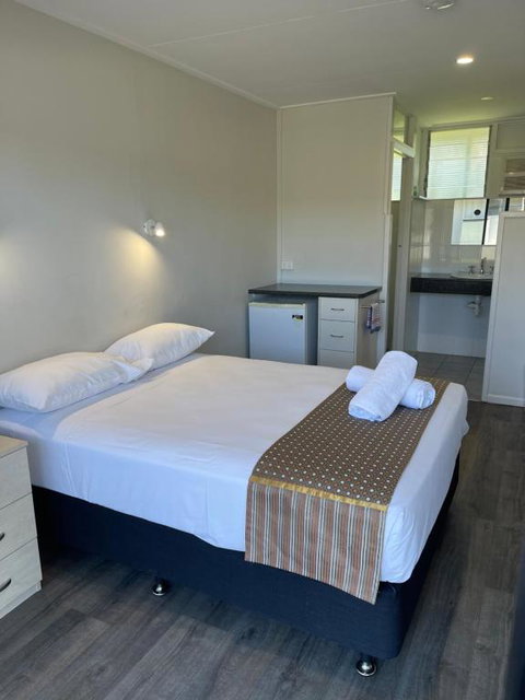 Queens Beach Hotel - Foster Accommodation 0