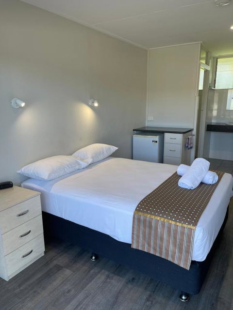 Queens Beach Hotel - Foster Accommodation 3