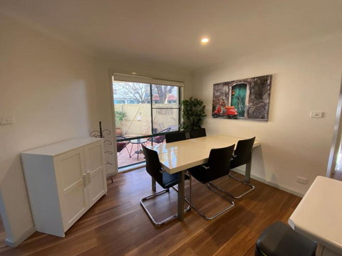 Quiet 2 Bedroom Apt In The Heart Of Old Kingston - Foster Accommodation 1