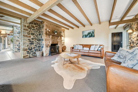 Quigtoo Cottage - Beautiful 4BR Stone Cottage L WiFi L Bath L Garden - Foster Accommodation 2