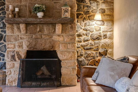 Quigtoo Cottage - Beautiful 4BR Stone Cottage L WiFi L Bath L Garden - Foster Accommodation 3